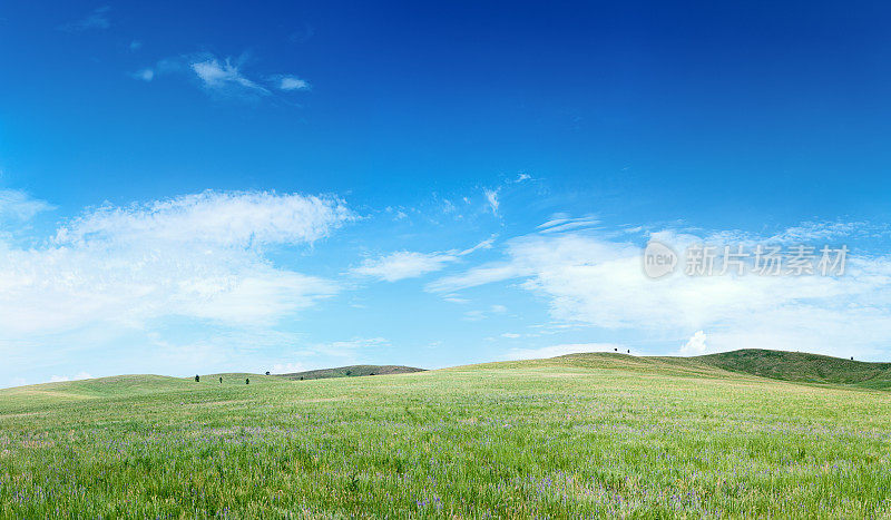 全景式春季景观――草地、丘陵、蓝天56MPix XXXXL